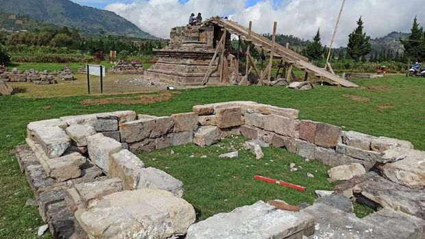Pemugaran Candi Setiaki di komplek Candi Arjuna