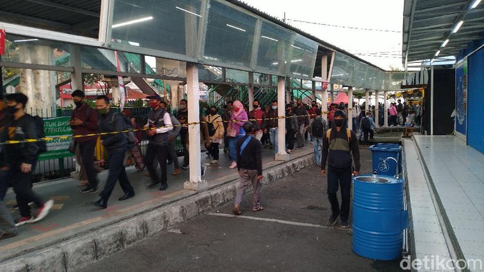 Pengguna KRL di Stasiun Bogor