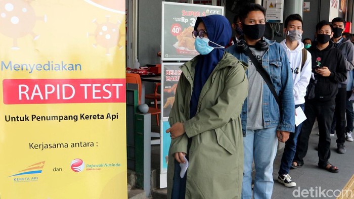 Pengumuman! Rapid Test Rp 85 Ribu Tersedia di Stasiun Senen Lho Layanan rapid test dengan biaya Rp 85 ribu mulai hari ini telah tersedia di sejumlah stasiun Indonesia. Salah satunya Stasiun Pasar Senen, Jakarta.