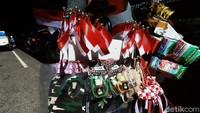 Mereka menjual bendera kecil serta aksesoris untuk memeriahkan hari Kemerdekaan Republik Indonesia.
