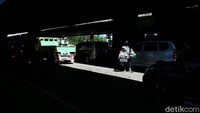 Bendera pajangan untuk kendaraan roda dua maupun roda empat dibanderol dengan harga Rp 10.000.