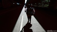 Pedagang bendera kecil dan pernak-pernik kemerdekaan menjajakan dagangannya perempatan lampu merah, jalan Jend. Ahmad Yani, Cempaka Putih, Jakarta, Senin (27/07/2020).