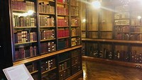 Selain itu, ada ruangan koleksi naskah yang berisi lebih dari 6.000 manuskrip tulisan tangan dalam lebih dari 50 bahasan yang berbeda. (John Rylands Library)