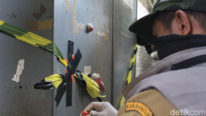 Petugas menyegel sejumlah mesin di dua pabrik karena buang limbah ke Citarum