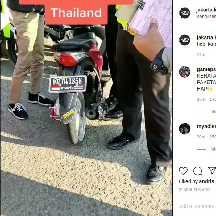 Motor ini ditilang karena menggunakan plat nomor Thailand.
