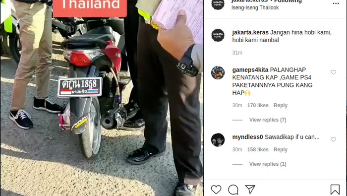 Motor ini ditilang karena menggunakan plat nomor Thailand.