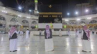 Sejumlah kecil peziarah sudah mengelilingi Kabah, struktur persegi di Masjid Agung yang menjadi arah kiblat umat islam untuk beribadah menunaikan shalat, di Mekah, Arab Saudi. 