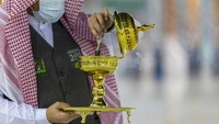 Seorang pria yang bertugas sebagai petugas di Masjidil Haram membakar dupa untuk wewangian daerah di sekitar Kabah yang berbentuk persegi dan terletak ditengah Masjidil Haram yang menjadi kiblat suci umat islam dalam beribadah. 