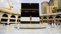 Beginilah potret kakbah yang terletak di Masjidil Haram saat musim ibadah haji di tengah pandemi virus Corona