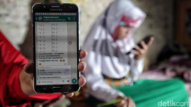 Sejumlah anak-anak melakukan kegiatan belajar di rumah di kawasan Gang Bebek, Kalibaru, Cilincing, Jakarta Utara, Senin (27/7). Menurut keterangan warga, saat ini anak-anak telah melakukan kegiatan belajar dirumah sejak pandemi COVID-19 mulai masuk ke Jakarta sejak bulan Maret.