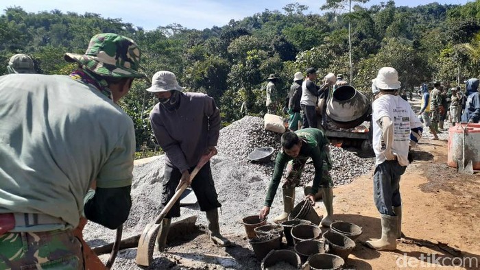 Prajurit TNI berjibaku memperbaiki Jalan Garekgok di Garut