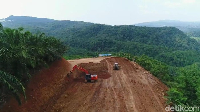 Prajurit TNI membangun akses jalan baru untuk warga di desa terpencil di Subang