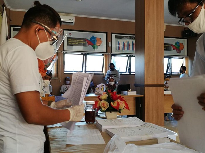 Proses pengecekan berkas perbaikan dari Bagyo Wahyono-FX Supardjo.