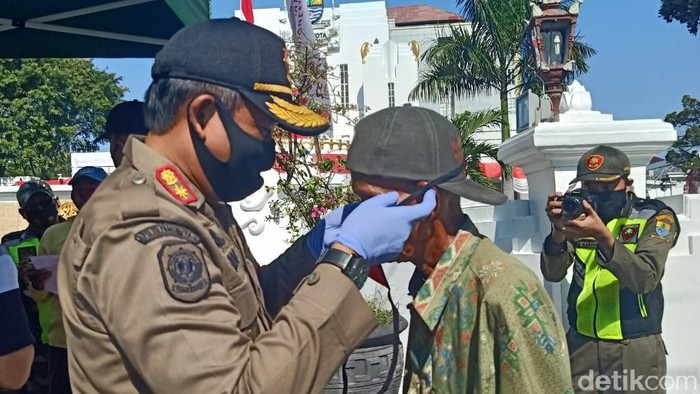 Razia Masker di Cirebon