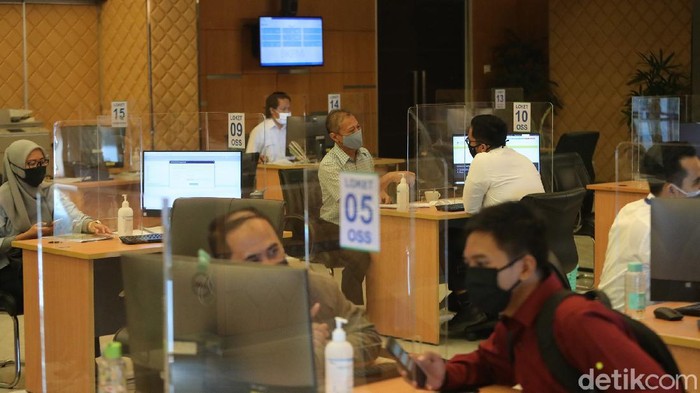 Realisasi Investasi Indonesia di Tengah Pandemi Pandemi COVID-19 memiliki dampak yang negatif terhadap realisasi investasi di Indonesia.