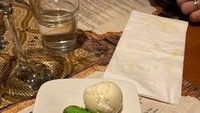 Menu dessertnya juga tak kalah menarik, ada lapis legit, bubur ketan hitam hingga bolu pandan yang bisa jadi obat kangen kampung halaman. Restoran ini juga sudah mendapat sertifikasi halal sehingga semua menu dijamin halal. Foto: restaurant indonesia