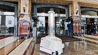 Robot ini bergerak sendiri, dapat diandalkan, dan menghilangkan kesalahan manusia yang menjadikannya ideal untuk mendisinfeksi daerah dengan risiko tinggi infeksi virus seperti fasilitas medis, transportasi umum (stasiun dan bengkel) dan bahkan tempat ibadah. (Alfallah Cleantech)
