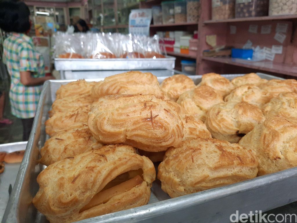 Roti Kuno di Toko Djoen Lama
