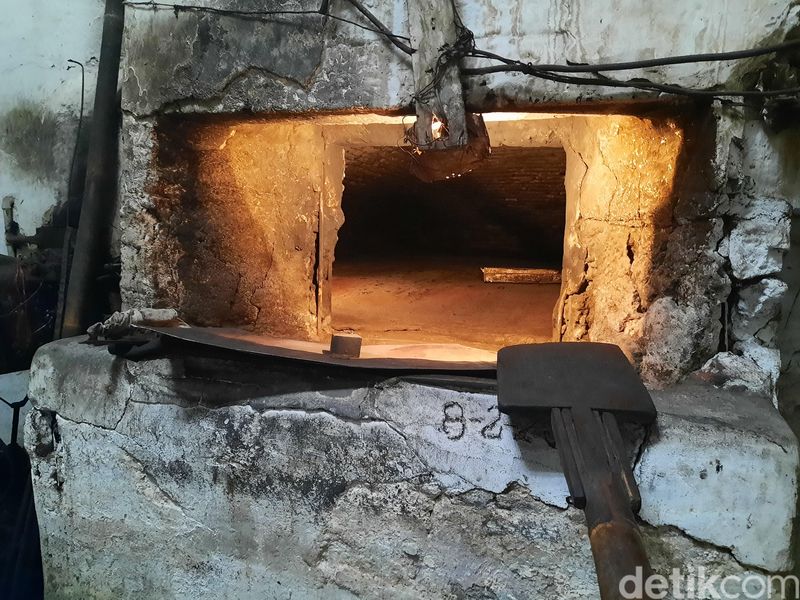 Roti Kuno di Toko Djoen Lama