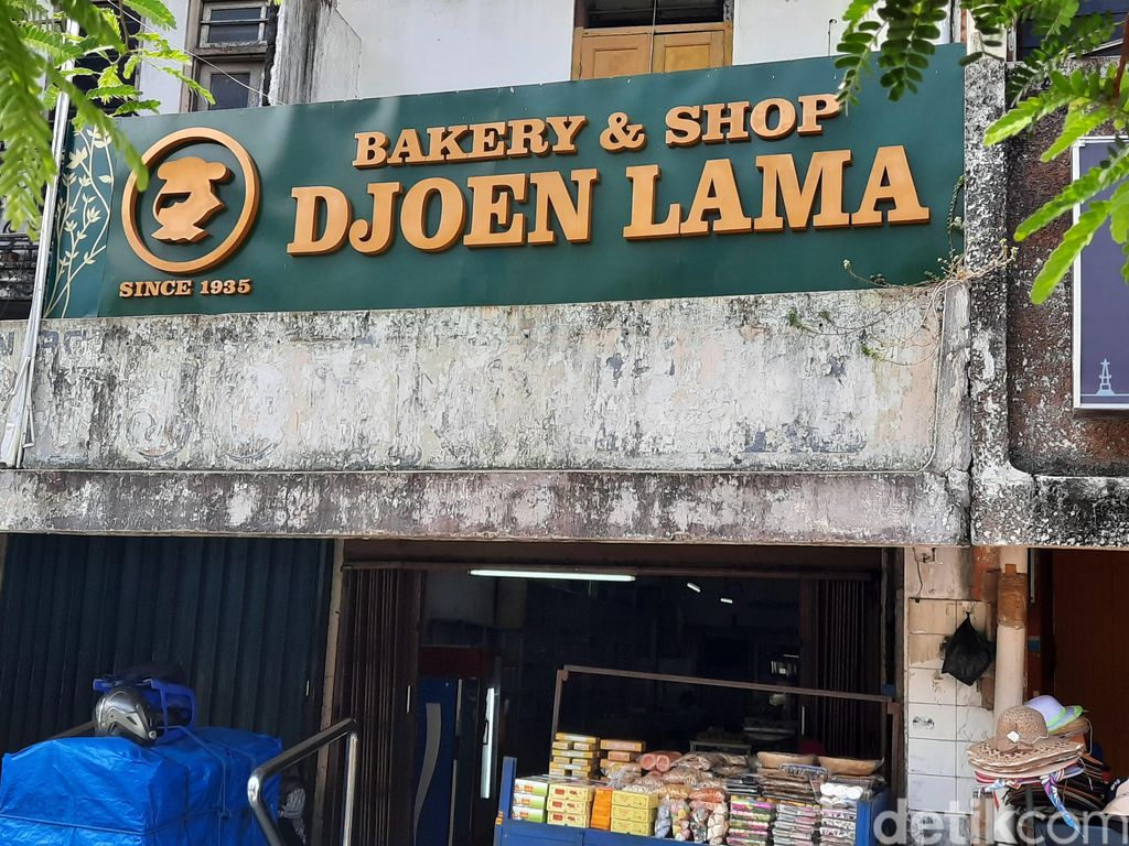 Roti Kuno di Toko Djoen Lama
