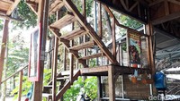 Mayoritas material tempat ini terbuat dari kayu, sehingga nuansa tradisional juga terasa. Traveler bisa mencicipi menu spesial seperti olahan bebek dan wedang sereh jahe. Ada juga soto, sate, gorengan, dan aneka minuman panas dan dingin. (Kristina/detikTravel)