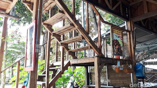 Mayoritas material tempat ini terbuat dari kayu, sehingga nuansa tradisional juga terasa. Traveler bisa mencicipi menu spesial seperti olahan bebek dan wedang sereh jahe. Ada juga soto, sate, gorengan, dan aneka minuman panas dan dingin. (Kristina/detikTravel) Mayoritas material tempat ini terbuat dari kayu, sehingga nuansa tradisional juga terasa. Traveler bisa mencicipi menu spesial seperti olahan bebek dan wedang sereh jahe. Ada juga soto, sate, gorengan, dan aneka minuman panas dan dingin. (Kristina/detikTravel)