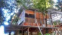 Tempat favorit anak muda ini bernama Rumah Pohon Sambisari. Spot ini tepat bersebelahan dengan candi Sambisari. Dikelilingi pepohonan rindang, di sini cocok untuk bersantai. Traveler juga dapat mencicipi menu spesial yang ditawarkan. (Kristina/detikTravel)