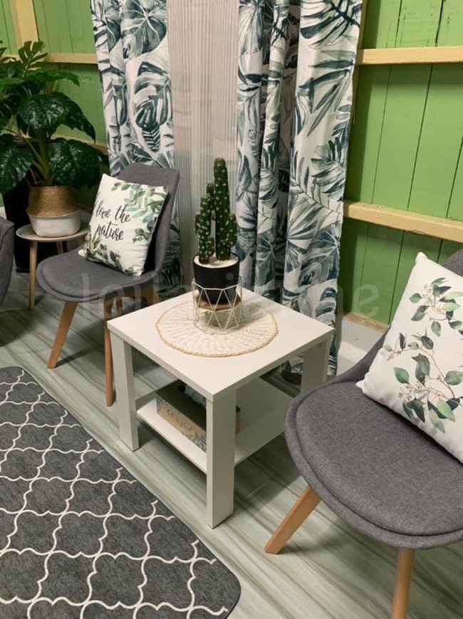 Leila mengatakan bahwa dia dan suaminya membutuhkan waktu sekitar satu tahun untuk menyelesaikan dekorasi di dalam rumahnya. Dengan ide-ide kreatifnya, bagian dalam rumah jadi terlihat luas dan lebih modern walaupun sebenarnya rumah tersebut hanyalah rumah kayu yang kecil. Foto: Facebook Leila Janne