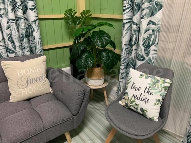 Dinding berwarna hijau dipadukan dengan karpet dan sofa berwarna abu-abu membuat suasana dalam rumah terasa sejuk dan tenang. Tidak lupa Leila juga meletakkan beberapa dekorasi pelengkap seperti tanaman hias dan pajangan dinding untuk mempercantik tampilan rumahnya. Foto: Facebook Leila Janne
