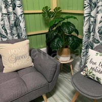 Dinding berwarna hijau dipadukan dengan karpet dan sofa berwarna abu-abu membuat suasana dalam rumah terasa sejuk dan tenang. Tidak lupa Leila juga meletakkan beberapa dekorasi pelengkap seperti tanaman hias dan pajangan dinding untuk mempercantik tampilan rumahnya. Foto: Facebook Leila Janne