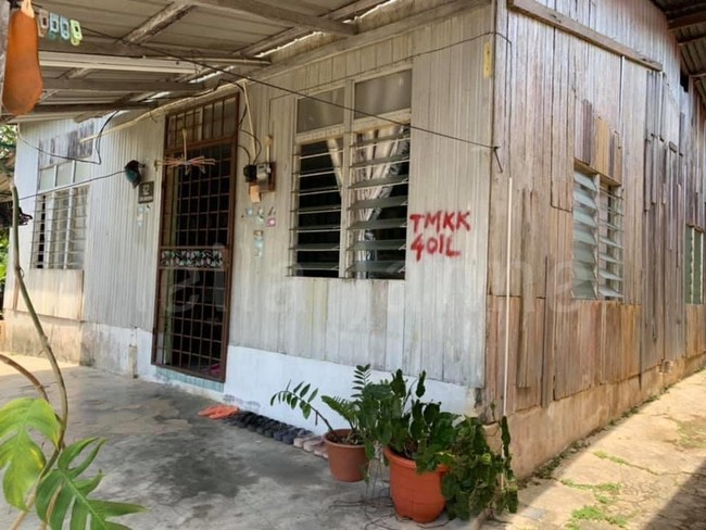 Jika melihat sekilas dari bagian luarnya saja, kamu mungkin tidak akan merasa ada yang spesial dari rumah yang satu ini. Bagian luar dari rumah ini memang terlihat biasa saja, hanya seperti rumah kayu pada umumnya, tapi tunggu sampai kamu masuk dan melihat bagian dalamnya. Foto: Facebook Leila Janne