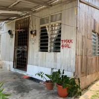 Jika melihat sekilas dari bagian luarnya saja, kamu mungkin tidak akan merasa ada yang spesial dari rumah yang satu ini. Bagian luar dari rumah ini memang terlihat biasa saja, hanya seperti rumah kayu pada umumnya, tapi tunggu sampai kamu masuk dan melihat bagian dalamnya. Foto: Facebook Leila Janne