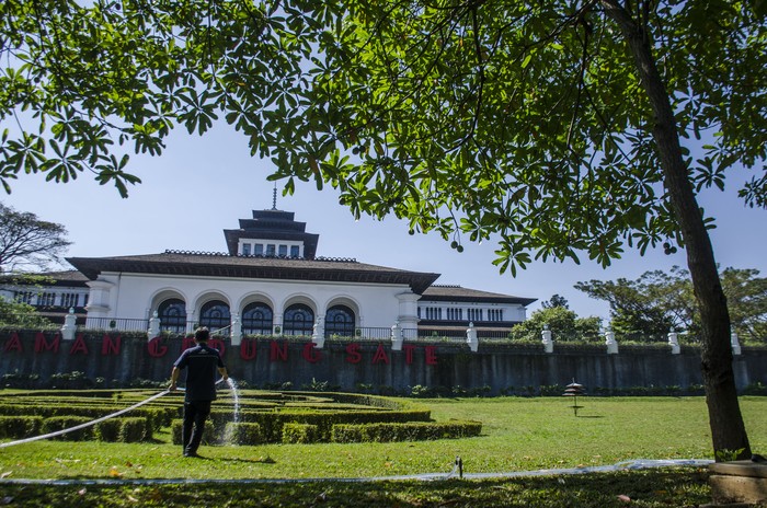 Dibangun pada 27 Juli 1920, Gedung Sate kini berusia 100 tahun. Bangunan bersejarah ini dibangun dengan arsitektur yang terinspirasi dari zaman Renaissance.