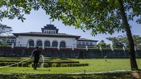 Gedung Sate saat ini menjadi kantor pusat pemerintahan Provinsi Jawa Barat sekaligus menjadi salah satu objek wisata sejarah. ANTARA FOTO/NOVRIAN ARBI.