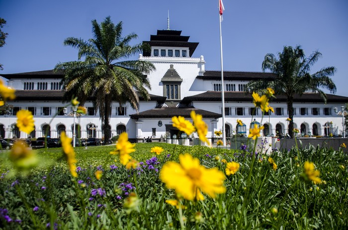 Dibangun pada 27 Juli 1920, Gedung Sate kini berusia 100 tahun. Bangunan bersejarah ini dibangun dengan arsitektur yang terinspirasi dari zaman Renaissance.
