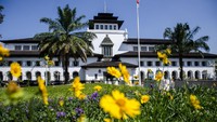 Tepat pada tanggal 27 Juli 1920, Gedung Sate yang dulu disebut Gouvernements Bedrijven dibangun pada masa pemerintahan Hindia Belanda. Bangunan bersejarah itu kini berusia 100 tahun. ANTARA FOTO/Novrian Arbi.