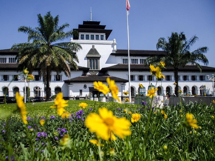 Dibangun pada 27 Juli 1920, Gedung Sate kini berusia 100 tahun. Bangunan bersejarah ini dibangun dengan arsitektur yang terinspirasi dari zaman Renaissance.