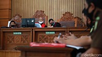 Sidang yang diagendakan pukul 10.00 WIB baru dimulai satu jam setelahnya atau pukul 11.00 WIB.