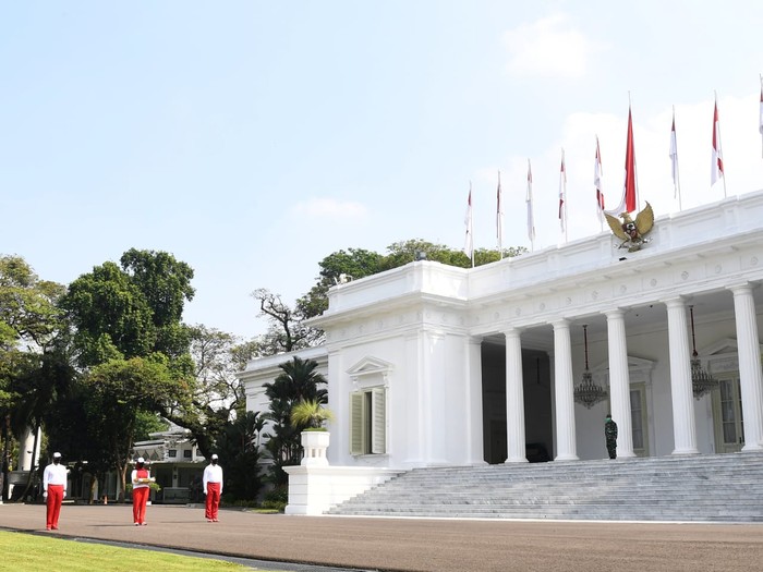 Simulasi upacara pengibaran bendera di halaman Istana Merdeka, Jakarta.