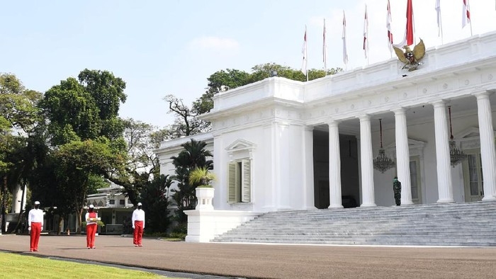Simulasi upacara pengibaran bendera di halaman Istana Merdeka, Jakarta.