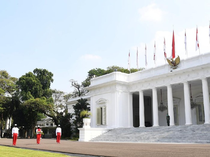 Simulasi upacara pengibaran bendera di halaman Istana Merdeka, Jakarta.
