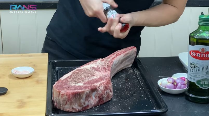 Raffi Ahmad Cicip Steak Emas 24 Karat
