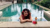 Di rumahnya juga terdapat kolam renang dengan lantai berwarna hijau yang cukup luas. Kolam renang tersebut kerap digunakan untuk mempromosikan makanan yang dijual di restoran miliknya yang bernama Teh Manis Bali. Foto: dok. Instagram