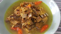 Tengkleng merupakan sup berkuah bening dengan bumbu rempah. Berisi jeroan kambing termasuk kepala dan tulang-tulangnya. Untuk membuatnya kamu bisa mengikuti petunjuk resep ini. Foto: detikfood