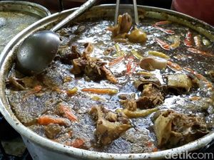 Tengkleng Mbak Diah, Tengkleng Langganan Para Tokoh Ternama