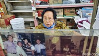 Kini toko roti Djoen Lama dikelola oleh penerusnya yaitu Oma Hardinah (84) yang ditemani oleh anaknya Widowati (50). Oma Hardinah selalu menyambut pelanggannya dengan senyuman hangat. Foto: Jauh Hari Wawan S