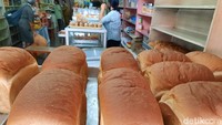 Salah satunya roti tawar yang ukurannya cukup besar satu ini. Dari gambar saja kita bisa pastikan kalau tekstur roti tawar ini sangat empuk. Foto: Jauh Hari Wawan S