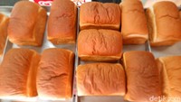 Tak hanya roti tawar dan bagelen saja. Ada juga kue sus yang tak kalah menggiurkan dan ukurannya cukup besar. Foto: Jauh Hari Wawan S