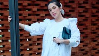 Rp 100 juta juga didapatkan Ussy Sulistiawaty dari sang suami untuk biaya sekolah anak-anaknya. Foto: Instagram @ussypratama