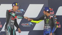 Dengan usia yang terus bertambah, Rossi mulai kesulitan di depan. Boleh jadi ini adalah momen terakhir rider 42 tahun itu naik podium, saat finis ketiga di MotoGP Andalusia tahun 2020 lalu. (Foto: AP/David Clares)